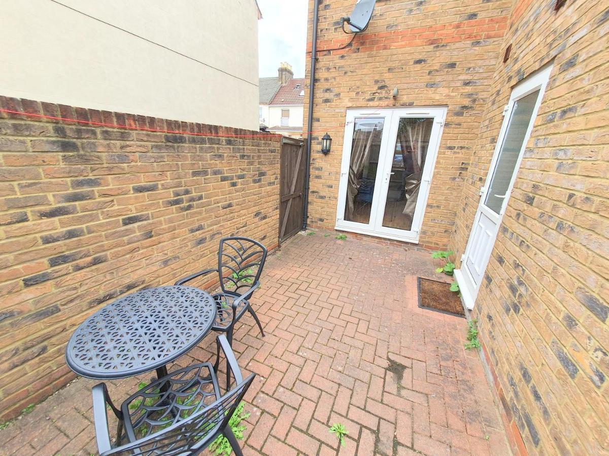 Friars Walk Houses With 2 Bedrooms, 2 Bathrooms, Fast Wi-Fi And Private Parking Sittingbourne Eksteriør billede