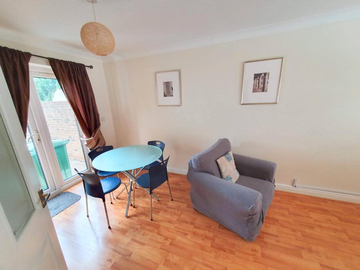 Friars Walk Houses With 2 Bedrooms, 2 Bathrooms, Fast Wi-Fi And Private Parking Sittingbourne Eksteriør billede