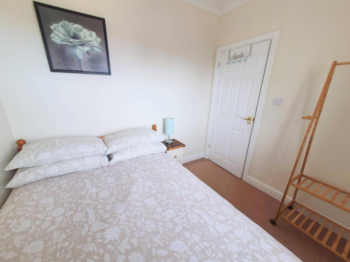 Friars Walk Houses With 2 Bedrooms, 2 Bathrooms, Fast Wi-Fi And Private Parking Sittingbourne Eksteriør billede
