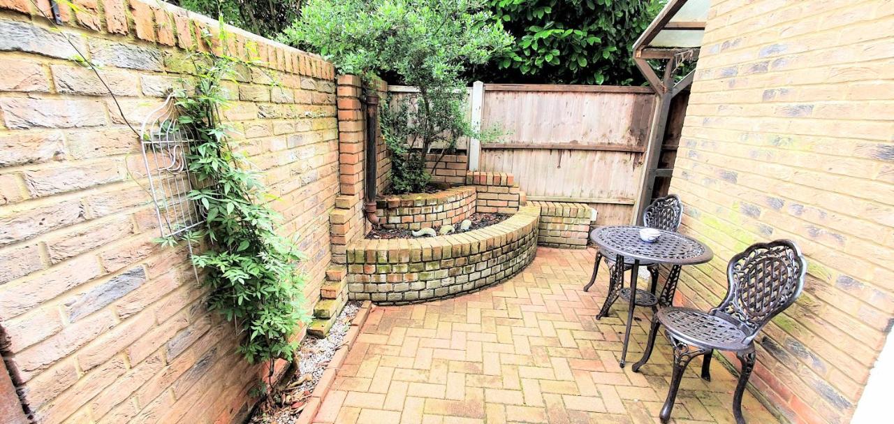 Friars Walk Houses With 2 Bedrooms, 2 Bathrooms, Fast Wi-Fi And Private Parking Sittingbourne Eksteriør billede