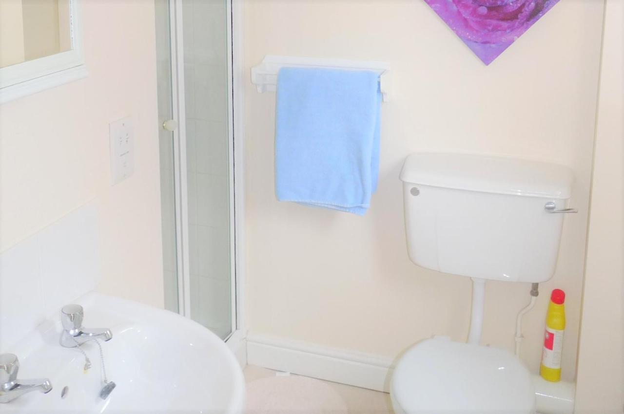 Friars Walk Houses With 2 Bedrooms, 2 Bathrooms, Fast Wi-Fi And Private Parking Sittingbourne Eksteriør billede