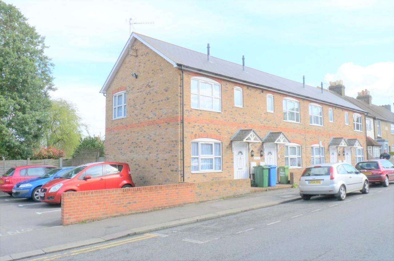 Friars Walk Houses With 2 Bedrooms, 2 Bathrooms, Fast Wi-Fi And Private Parking Sittingbourne Eksteriør billede