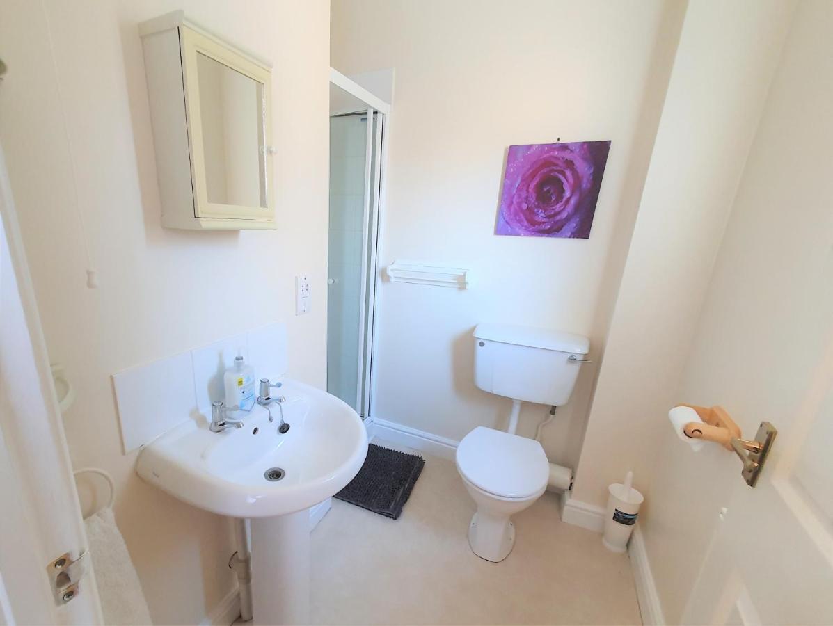 Friars Walk Houses With 2 Bedrooms, 2 Bathrooms, Fast Wi-Fi And Private Parking Sittingbourne Eksteriør billede