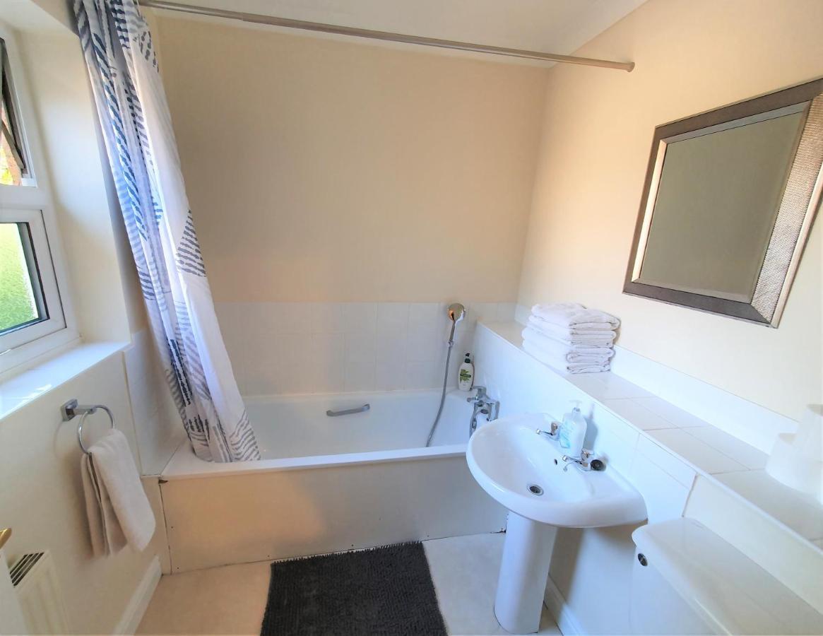 Friars Walk Houses With 2 Bedrooms, 2 Bathrooms, Fast Wi-Fi And Private Parking Sittingbourne Eksteriør billede